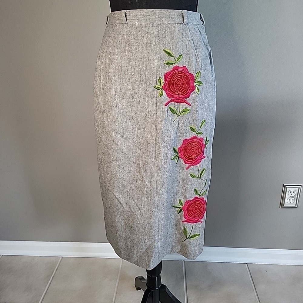 VINTAGE Dalton Coordinates 100% Wool Skirt Gray Embroidered Flowers 24" Waist XS